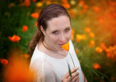 Portrait einer Frau im Mohnfeld