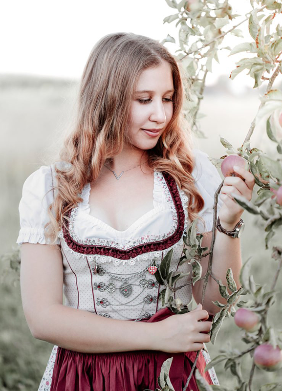 Portraitfoto von einer jungen Frau an einem Apfelbaum zwischen Weißenburg und Gunzenhausen