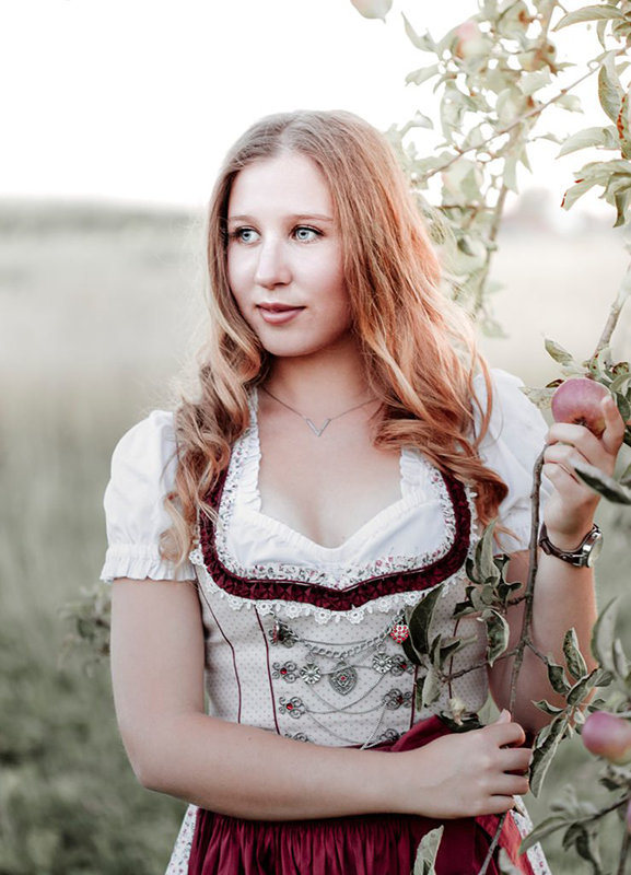 Portraitfoto von einer jungen Frau im Dirndl zwischen Weißenburg und Gunzenhausen