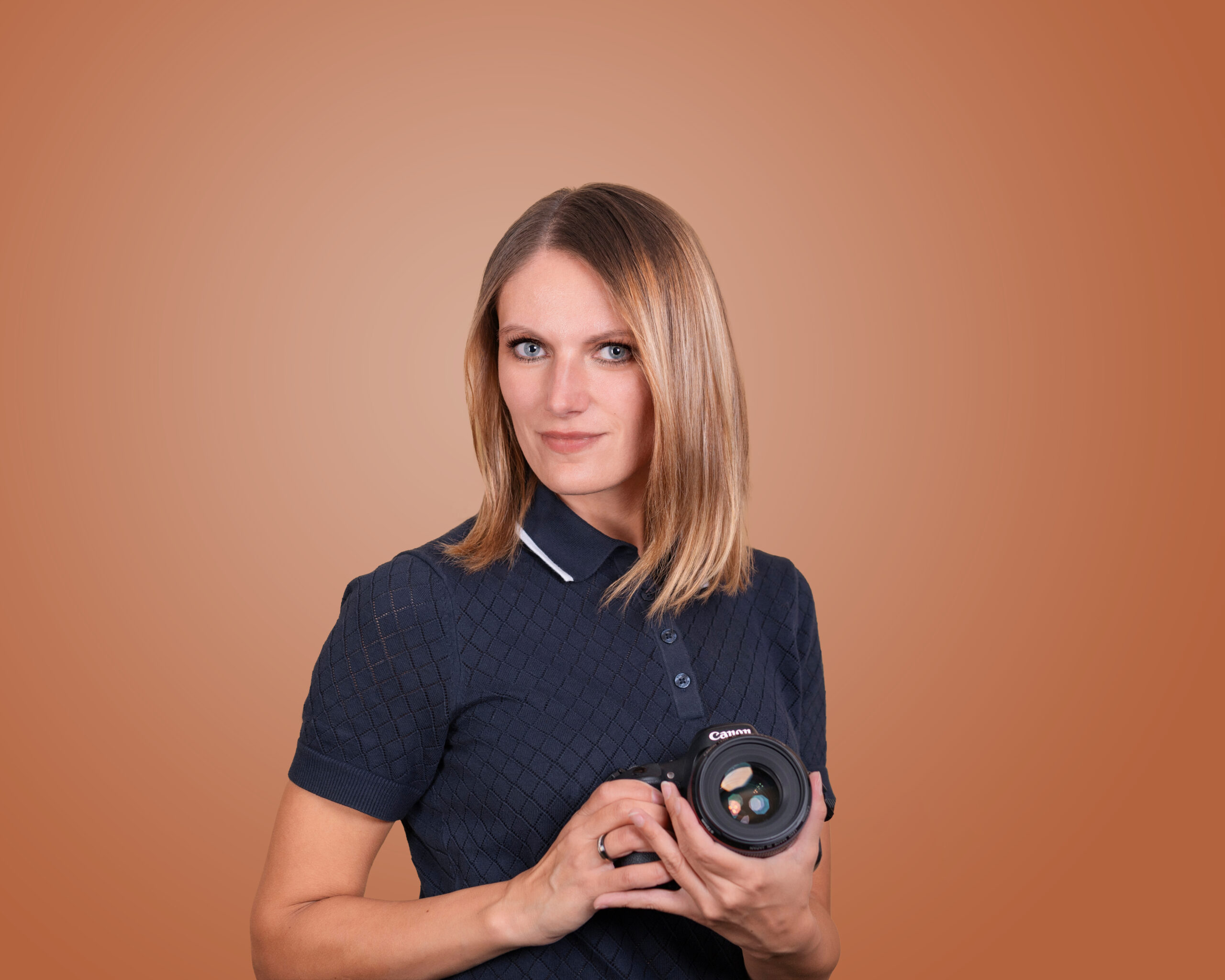 Porträt von Fotografin Patricia Thalhammer in ihrem Fotostudio bei Fotografie Bildwerk Bayern.