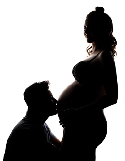 Romantische Babybauch-Silhouette im Fotostudio