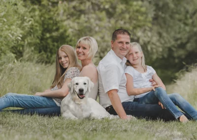 Glückliche Familie in der Natur mit ihrem Hund